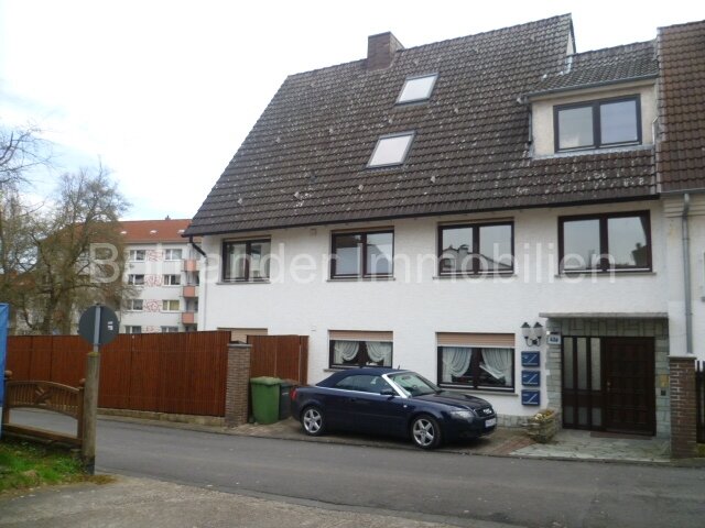 Eingang mit Stellplatz Eingang mit Stellplatz