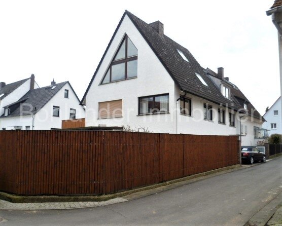 Giebelseite mit Palisadenzaun Giebelseite mit Palisadenzaun