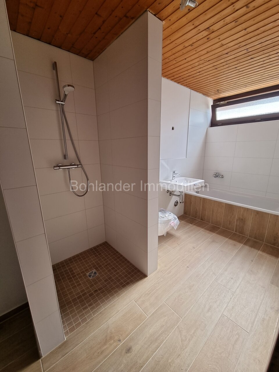 EG Wannen-Duschbad neu EG Wannen-Duschbad neu