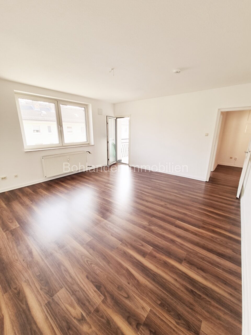 Wohnzimmer mit Zugang zur Loggia Wohnzimmer mit Zugang zur Loggia