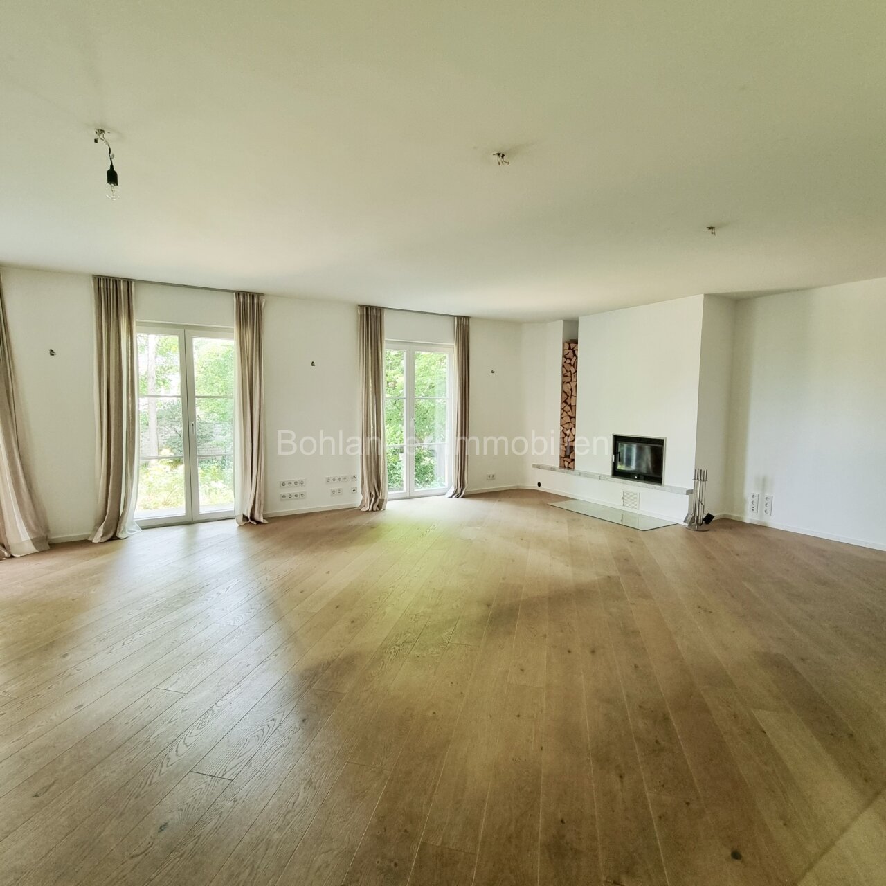 Wohnzimmer mit Kamin 1 Wohnzimmer mit Kamin 1