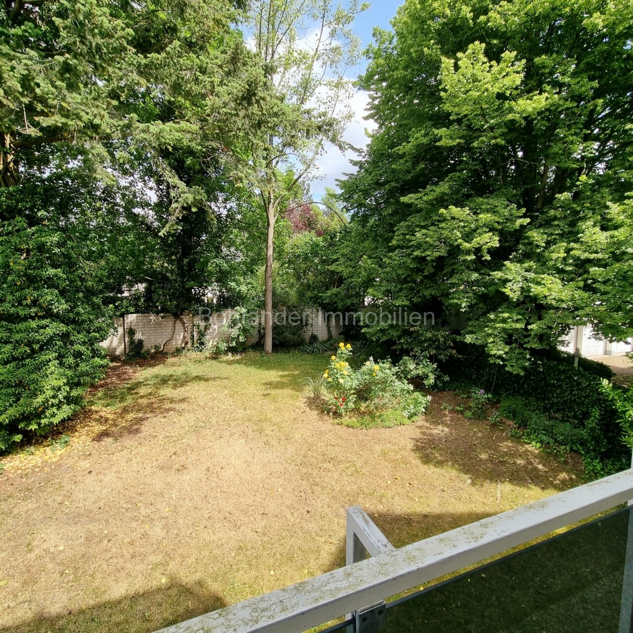 Gartenblick von Wohnzimmerterrasse Gartenblick von Wohnzimmerterrasse