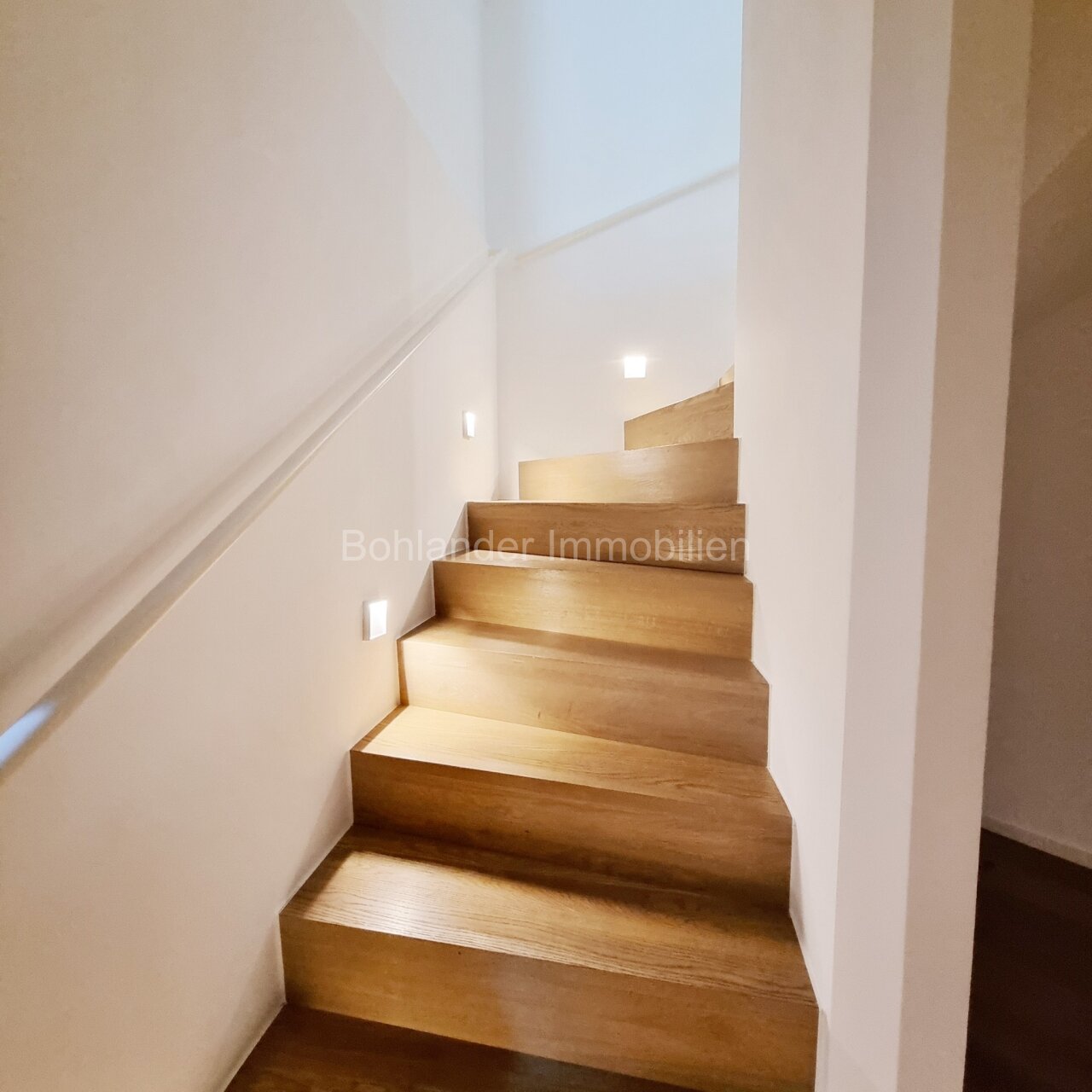 Treppenaufgang ins EG Treppenaufgang ins EG