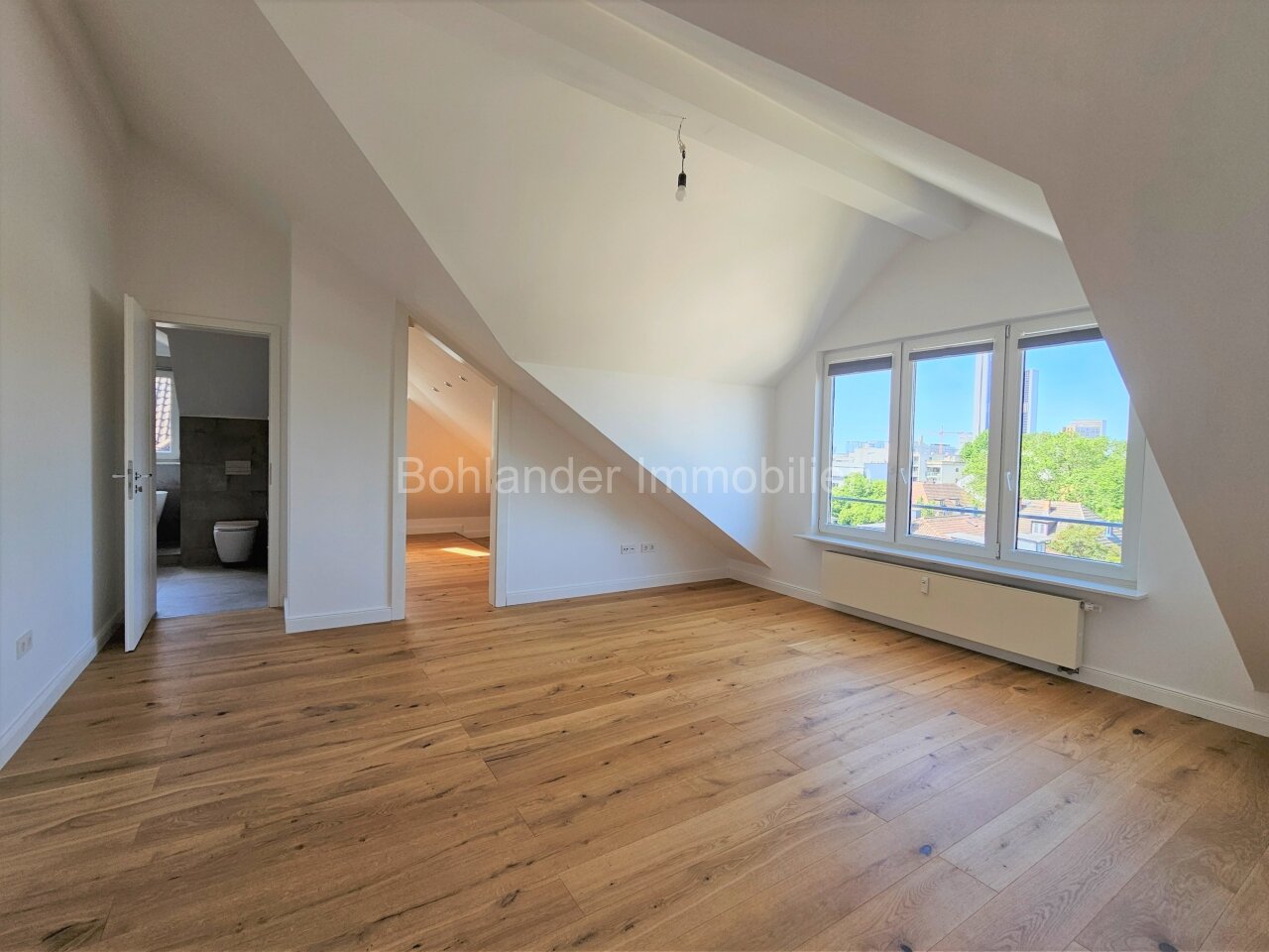 Schlafzimmer mit Zugang Bad und beg. Kleiderschrank Schlafzimmer mit Zugang Bad und beg. Kleiderschrank