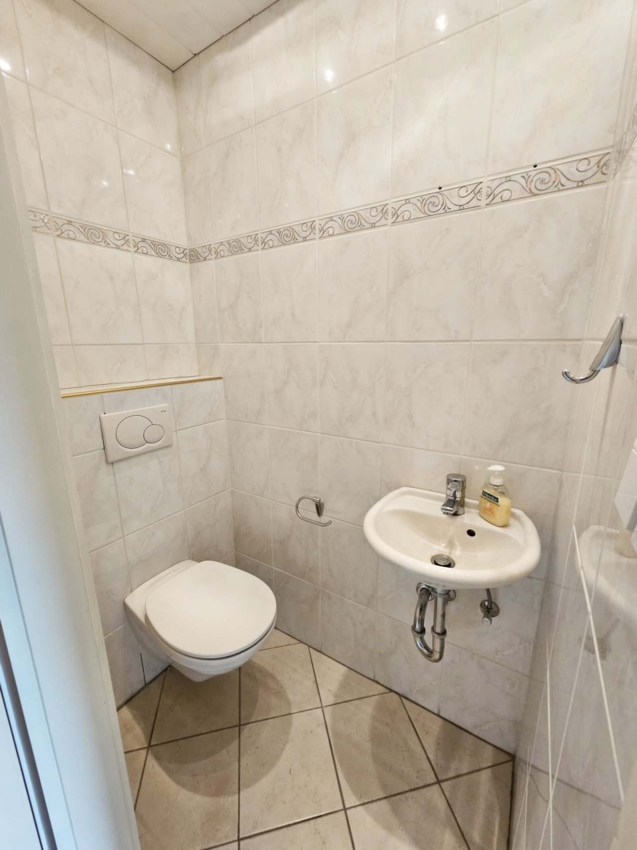 Gäste-WC Whg. 1. OG Gäste-WC Whg. 1. OG