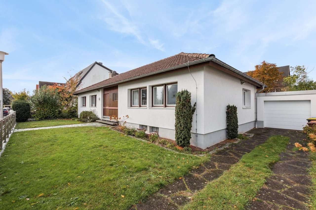 Hanau: Architektenbungalow in ruhiger Lage mit großem Grundstück und Pool Hanau: Architektenbungalow in ruhiger Lage mit großem Grundstück und Pool
